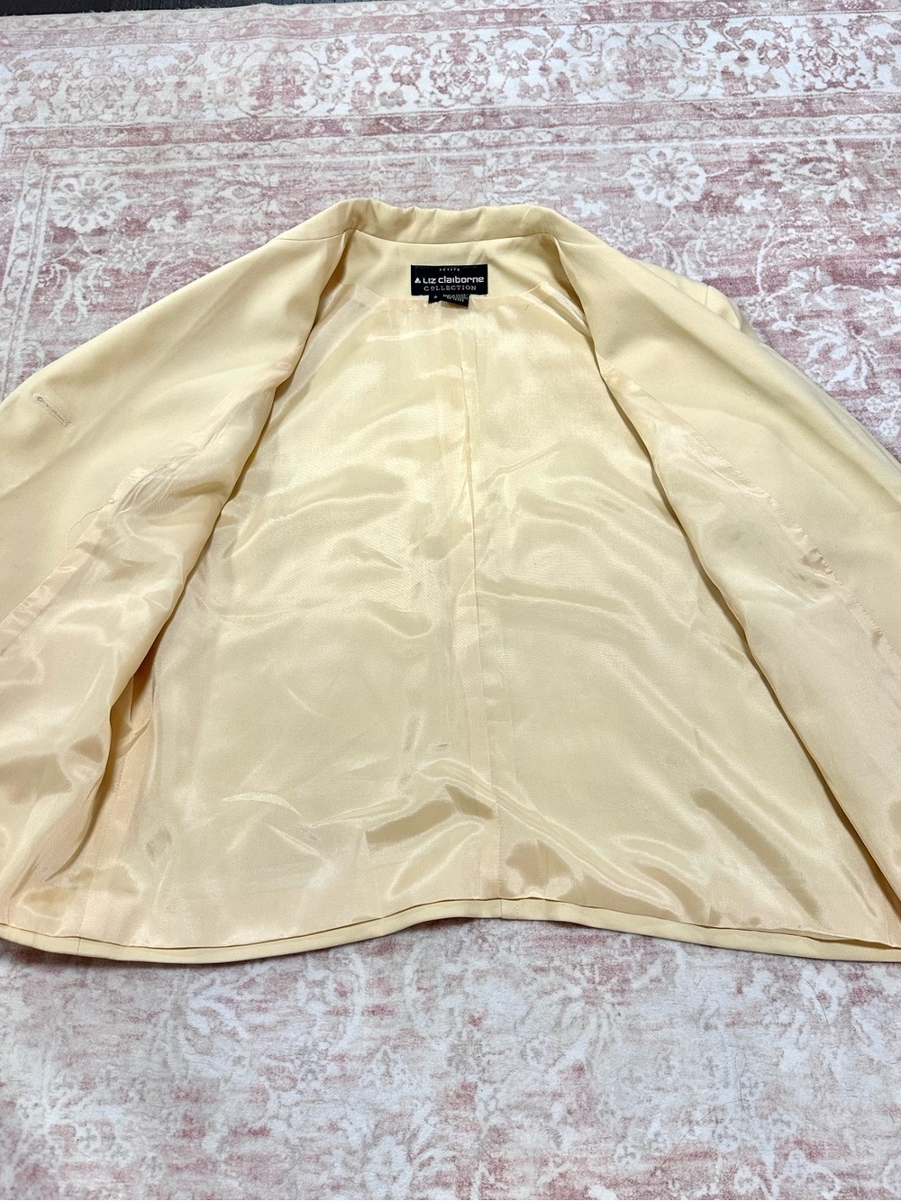 Vintage 🌼 100% Silk Liz Claiborne Butter Yellow Jacket - Picture 7 of 12